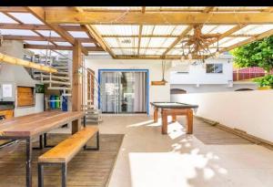 Habitación con bancos y mesa de ping pong en Villa das Flores - aptos 2 e 9, en Pinheira