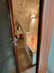 a room with a white desk and a room with a hallway at La casetta di Ottavio in Castellana Grotte