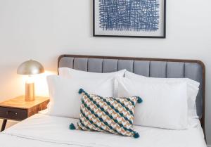 Ένα ή περισσότερα κρεβάτια σε δωμάτιο στο Cozysuites l Stylish 1BR in Downtown Cincinnati +22 φωτογραφίες