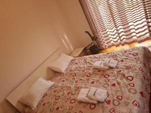 1 dormitorio con 1 cama con 2 toallas en Apartment Donna Rijeka en Rijeka