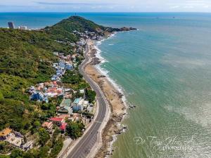 an aerial view of a beach and the ocean at Motel Phương Thảo Phong Tập Thể in Vung Tau
