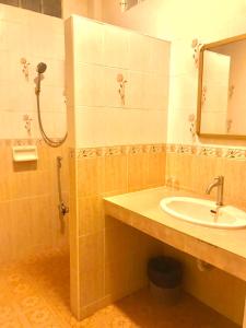 bagno con lavandino e doccia di Tara Kan Resort a Ban Nong Hin