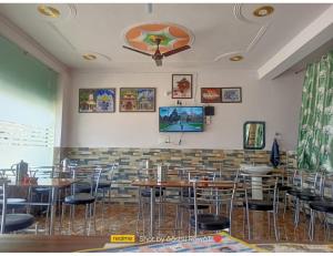 ein Restaurant mit Tischen und Stühlen in einem Zimmer in der Unterkunft AK resort, Barkot in Barkot
