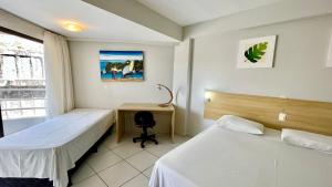 ein Krankenzimmer mit zwei Betten und einem Schreibtisch in der Unterkunft Marsallis Flat 305 Praia - NBI - Ponta Negra in Natal