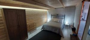 een kleine slaapkamer met een bed in een houten kamer bij Villa Los Guirres in Tazacorte
