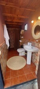 y baño con lavabo y aseo. en Villa Los Guirres, en Tazacorte