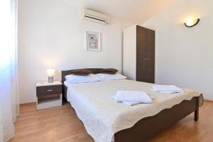 Postel nebo postele na pokoji v ubytování Apartments Andrea I