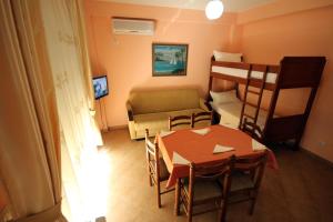 um pequeno quarto com uma mesa e um beliche em King's Star Hotel em Velipojë