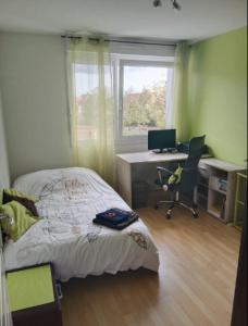 Postel nebo postele na pokoji v ubytování Chambre #3 dans appartement partagé - Proche des Vosges