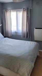 1 dormitorio con 1 cama y una ventana con cortinas en Yorkie's place en Bessingby