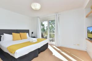 Postel nebo postele na pokoji v ubytování Villa 3br Barolo Villa located within Cypress Lakes Resort + 17 fotografií