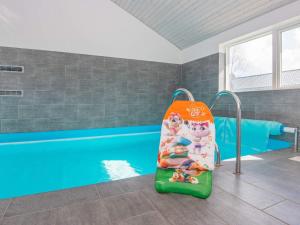 uma piscina com escorrega insuflável ao lado de uma piscina em 16 person holiday home in R m em Rømø Kirkeby