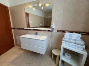 Ванная комната в Appartamenti Baia Azzurra 3.