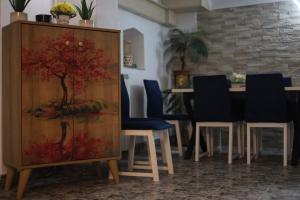 comedor con mesa y sillas azules en Hotel Casa Italia en Calafat