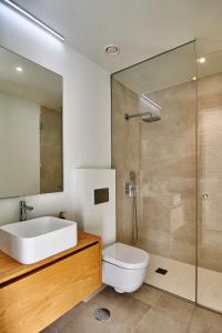e bagno con servizi igienici, lavandino e doccia. di Luxury Villa in Abama a Guía de Isora