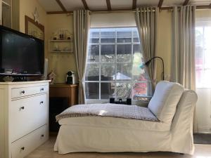 Telewizja i/lub zestaw kina domowego w obiekcie Mobile Home, Camping Le Dattier, Fréjus, South of France