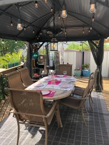 Patio lub wspólna przestrzeń na świeżym powietrzu w obiekcie Mobile Home, Camping Le Dattier, Fréjus, South of France
