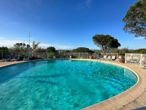 Basen w obiekcie Mobile Home, Camping Le Dattier, Fréjus, South of France lub w pobliżu