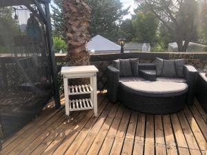 Patio lub wspólna przestrzeń na świeżym powietrzu w obiekcie Mobile Home, Camping Le Dattier, Fréjus, South of France