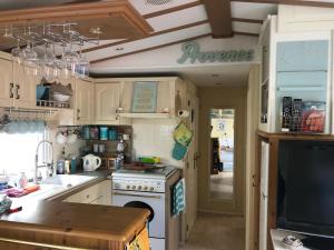 Kuchnia lub aneks kuchenny w obiekcie Mobile Home, Camping Le Dattier, Fréjus, South of France