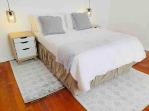 1 dormitorio con 1 cama grande y mesita de noche en Contemporary 2 bed in Suburbs - 2080, en Bulawayo