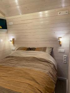 Postel nebo postele na pokoji v ubytování Pipowagen Monceau-en-Ardenne