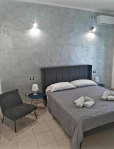 una camera con letto, sedia e luci di La Nchioscia a La Spezia