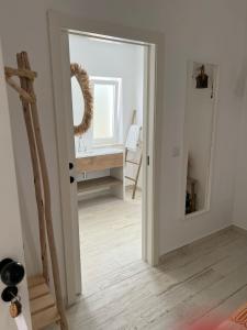 uma porta aberta para um quarto com um espelho em À Espera - Turismo Rural,Melides em Melides
