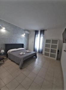 una camera con un letto e un tavolo di La Nchioscia a La Spezia
