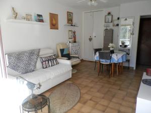 a living room with a white couch and a table at Plein soleil in Sanary-sur-Mer