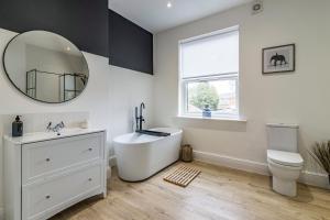 Koupelna v ubytování 3 bed house sleeps 6 walking distance in to Nottingham city centre ideal for contractors and corporate travellers
