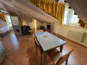 Część wypoczynkowa w obiekcie Studio Apartments Baia Azzurra 7