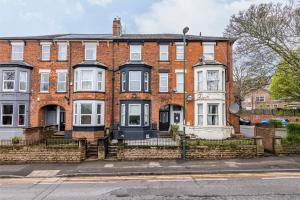 an old brick house on a city street at 3 bed house sleeps 6 walking distance in to Nottingham city centre ideal for contractors and corporate travellers in Nottingham