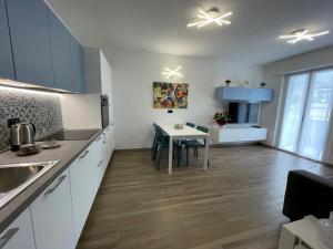 a kitchen with a table and a dining room at Appartamento La Baita Case Sondrio Fiume - Affitti Brevi Italia in Sondrio +15 photos