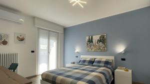 una camera con un letto con una parete blu di Appartamento La Baita Case Sondrio Fiume - Affitti Brevi Italia a Sondrio