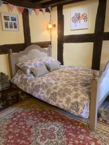 um quarto com uma cama e um tapete em The Vauld, 2 bedroom suite with Bed and Breakfast em Bodenham