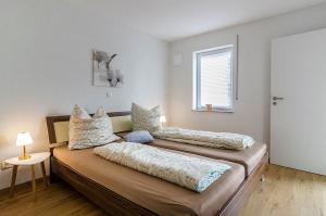 een slaapkamer met 2 bedden en een raam bij Turmgarten in Überlingen