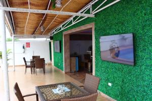 una camera con una parete verde, tavolo e sedie di PRESKEN WHITE HOUSE a Lagos