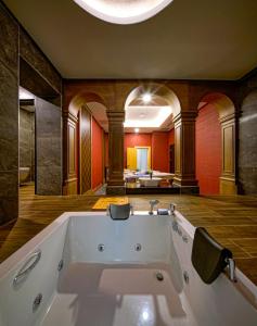 een grote badkamer met een groot bad in een kamer bij SIDE STELLA ELİTE RESORT&SPA in Side