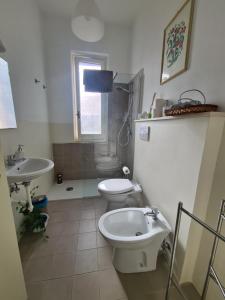 uma casa de banho com um WC e um lavatório em Santa 139 by PortofinoVacanze em Santa Margherita Ligure