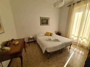 um quarto com uma cama, uma mesa e uma janela em Santa 139 by PortofinoVacanze em Santa Margherita Ligure