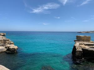 een uitzicht op de oceaan met rotsen in het water bij Apt Riviera degli Haethey in Otranto