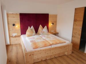 ZellbergにあるHoliday Home Zur schönsten Aussicht - ZAZ420 by Interhomeのベッドルーム1室(木製ベッド1台、枕付)