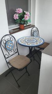 two chairs and a table and a table and chairs at Eduard House Room in Ungheni