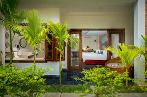 ein Hotelzimmer mit einem Bett und einem Schlafzimmer in der Unterkunft Bopha Wat Bo Residence in Siem Reap