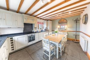 A kitchen or kitchenette at Smithy Cottage