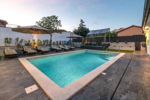 een zwembad in het midden van een tuin bij Villa Paradise in Medulin