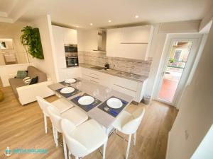 A kitchen or kitchenette at Ostia Holiday Acton