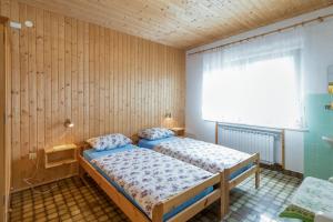 1 Schlafzimmer mit 2 Betten und einem Fenster in der Unterkunft Ines & Hans in Tar