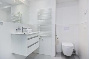 Baño blanco con aseo y lavamanos en Strandresidenzen Binz-Prora Strandresidenzen Binz-Prora D1 2, en Binz